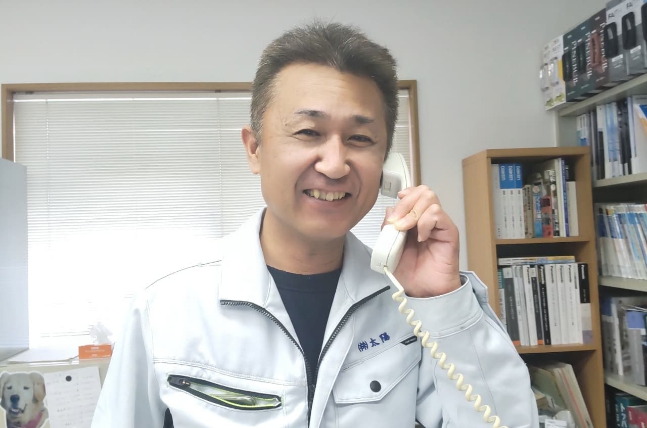 電話をしている社員