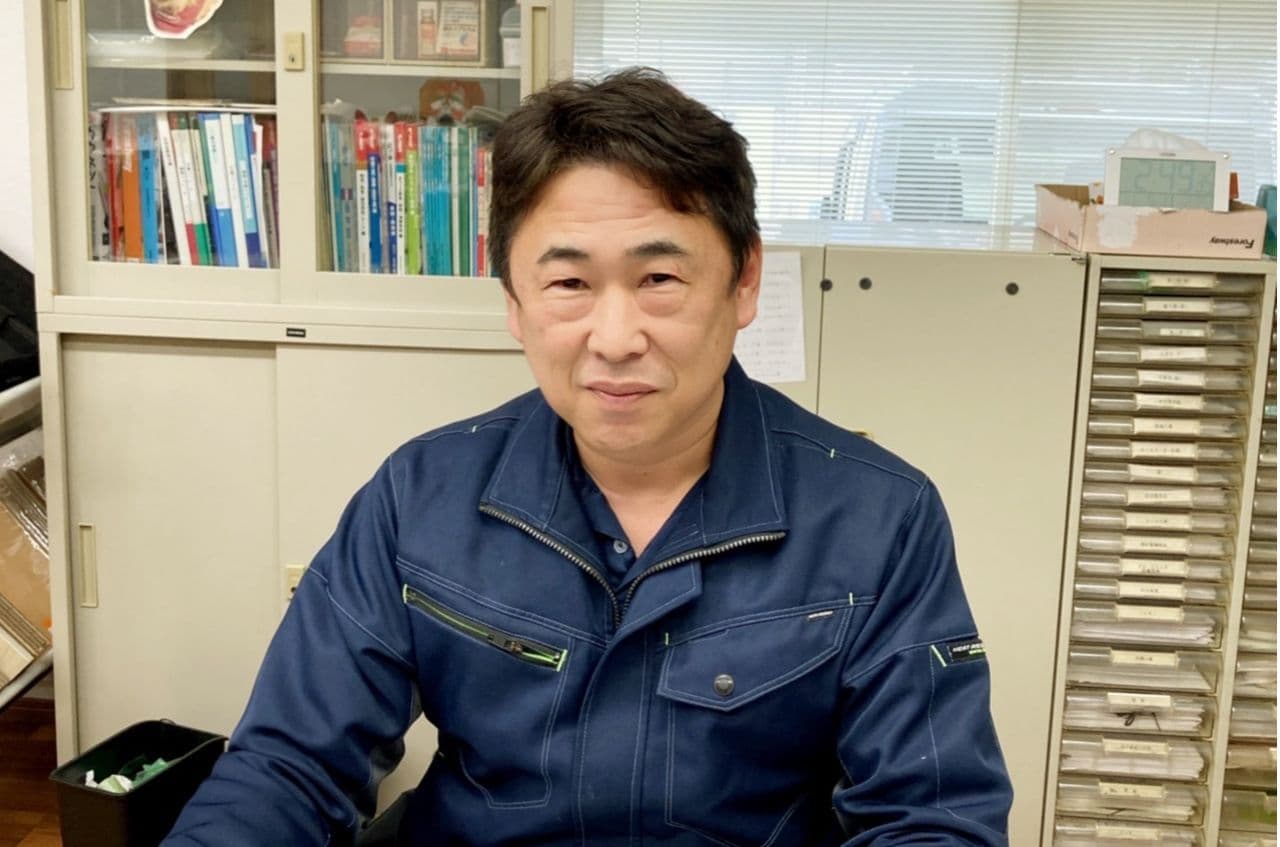 座って仕事している社長