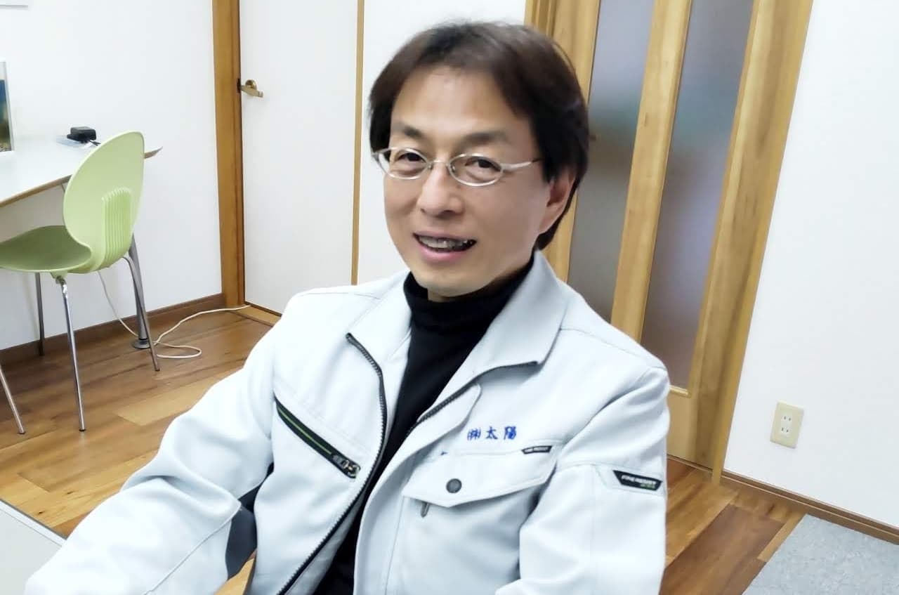 笑っている社員