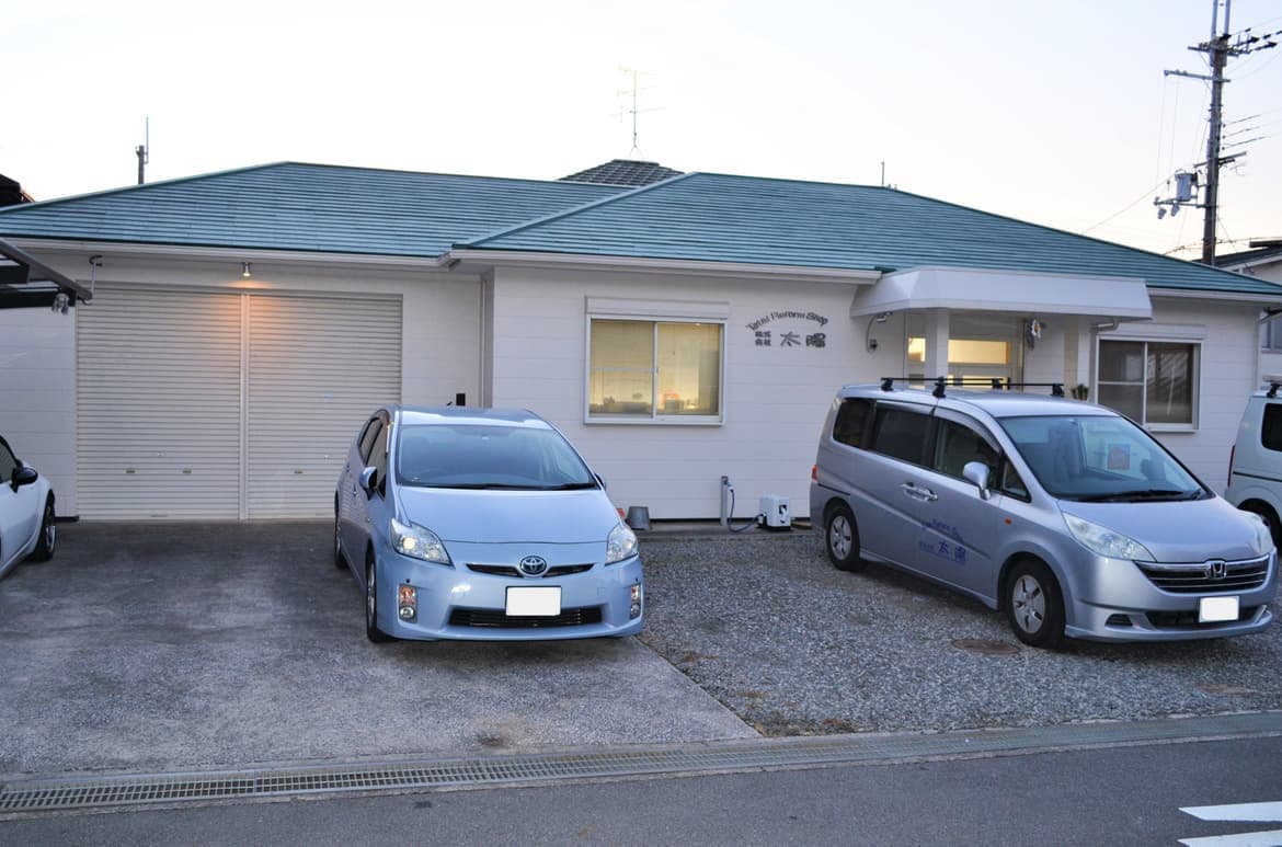 夕暮れの会社の様子